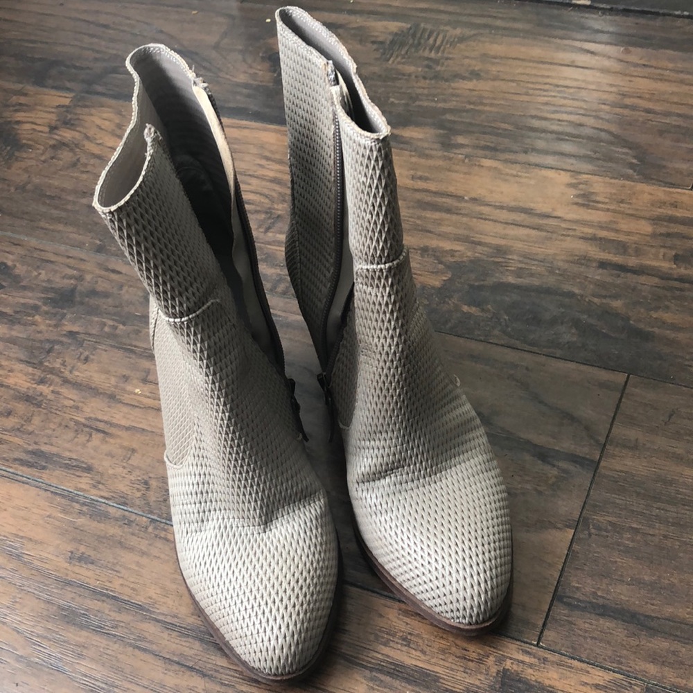 Hinge booties size 7 color taupe